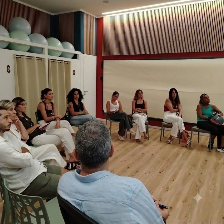 La sala polifunzionale allestita per un incontro di gruppo alle Officine